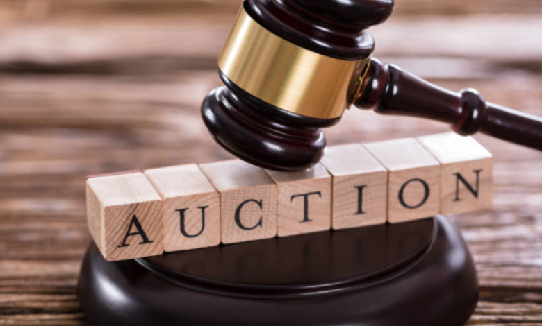 What are the benefits of a forward auction?